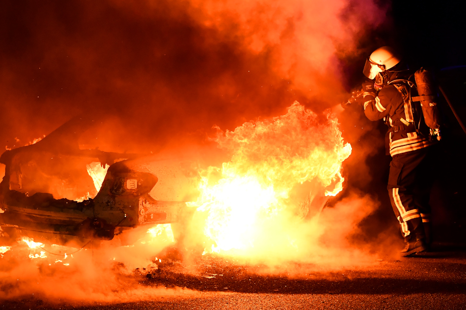 Unbekannte setzen geparkten Pkw in Wiesbaden in Brand. Die Feuerwehr löschte die Flammen.