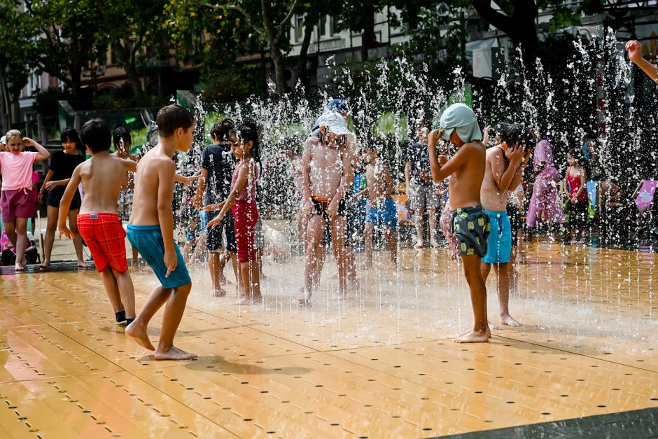 PlayFountain bleibt länger: Wasserspielplatz auf dem Kochbrunnenplatz in Wiesbaden bis 11. August geöffnet