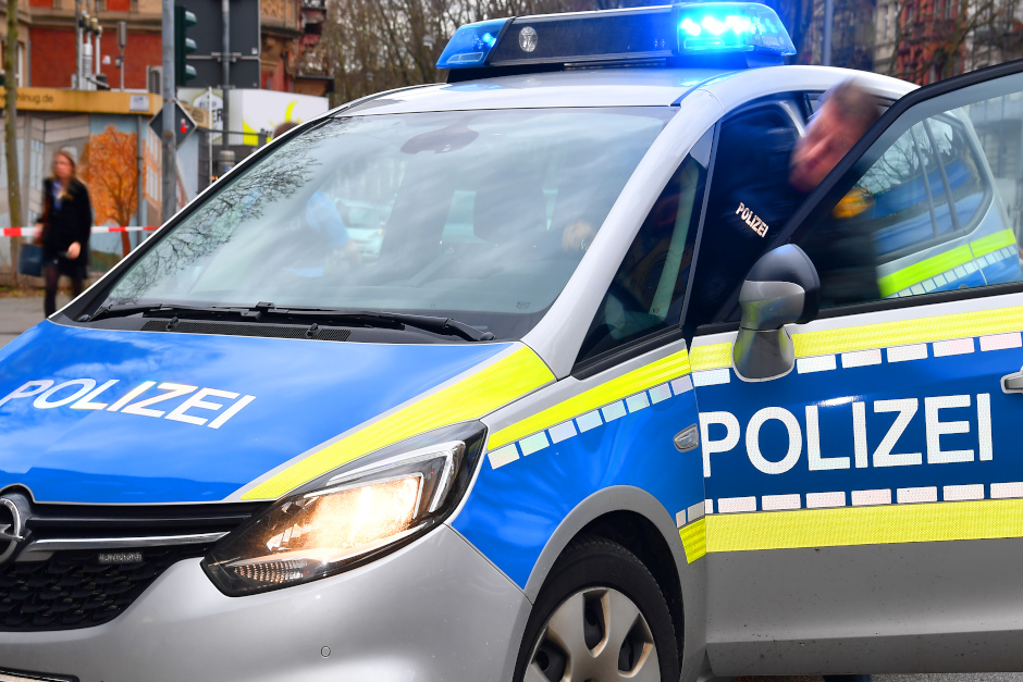 Dreister Übergriff auf zwei Rädern: E-Scooter-Fahrer tritt am Donnerstagabend in Wiesbaden-Koshteim nach Schüler und flieht. Zeugen gesucht.