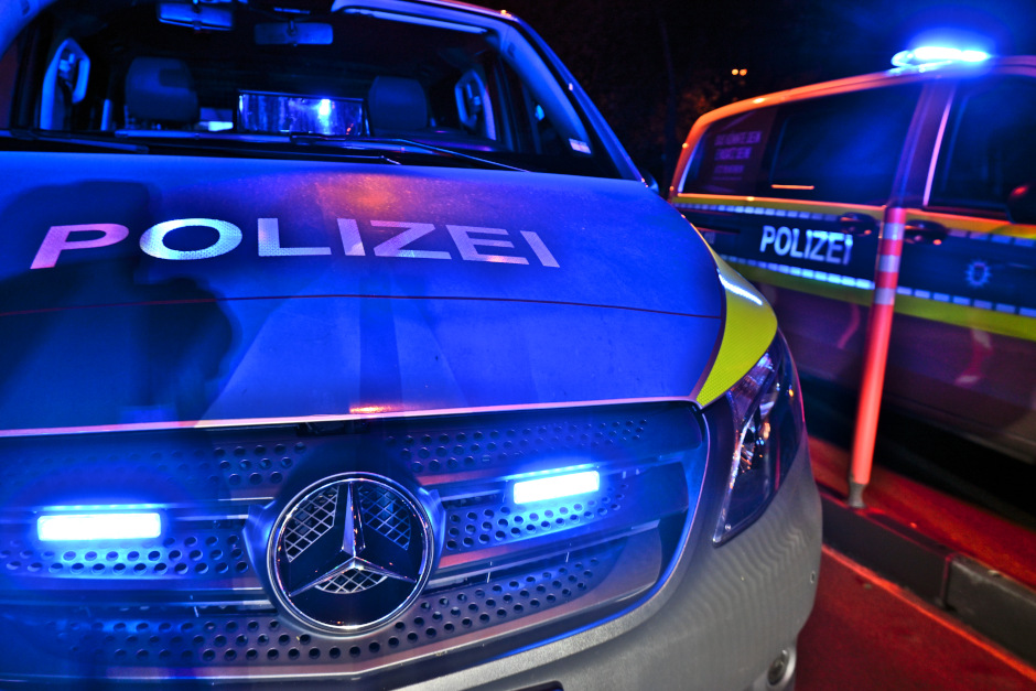 Angriff vor Gaststätte in der Nacht zum Sonntag in Wiesbaden. Frau attackiert 36-Jährige mit Schuh und flieht in Richtung Coulinstraße.
