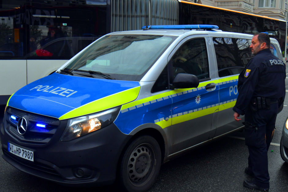 Streit eskaliert im Bus: Unbekannter schlägt Fahrgast am Sonntagabend in Wiesbaden nieder und flieht – Polizei sucht Zeugen.