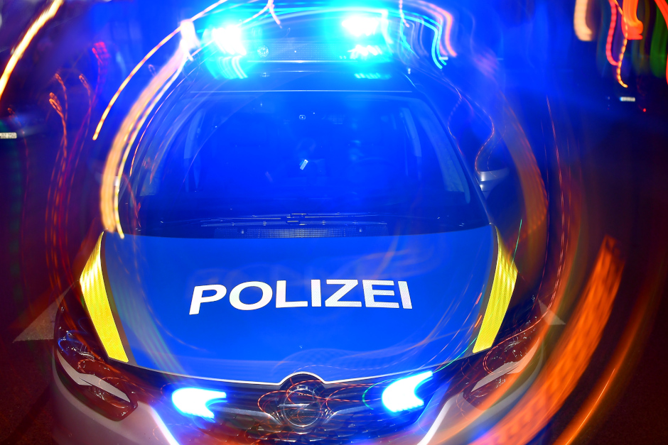 Skimaske mitten im August: Unbekannter entreißt Passant in der Wiesbadener Innenstadt die Halskette