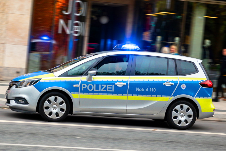 Wutausbruch bei Fast-Food-Filiale am Samstag in Wiesbaden: Mann tritt Eingangstür ein – Polizei fahndet nach Lieferanten