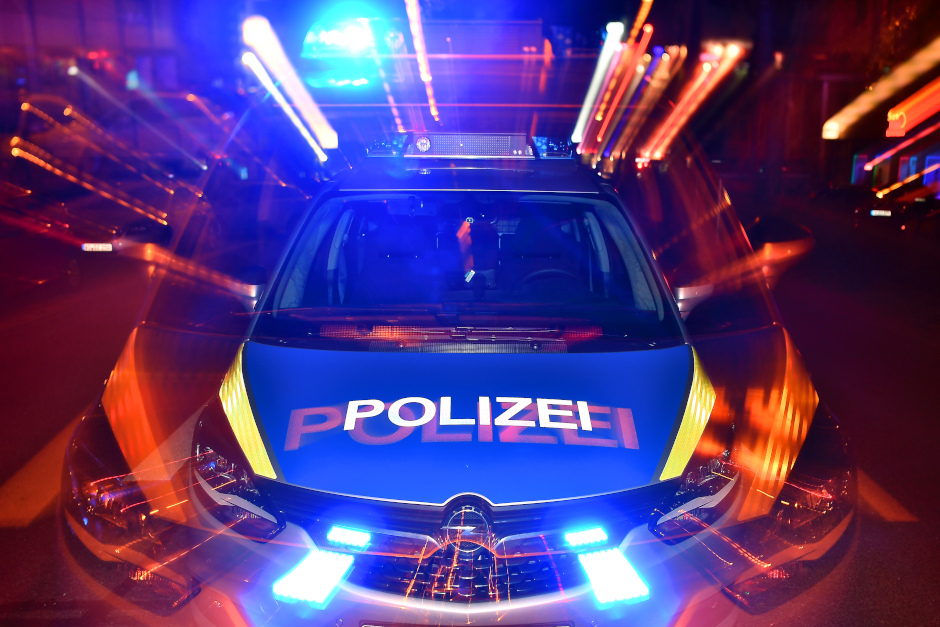Gefährliche Raser-Fahrt durch Wiesbaden in der Nacht zum Samstag. Polizei stoppt zwei Golf-Fahrer in der Moritzstraße – Zeugen gesucht.