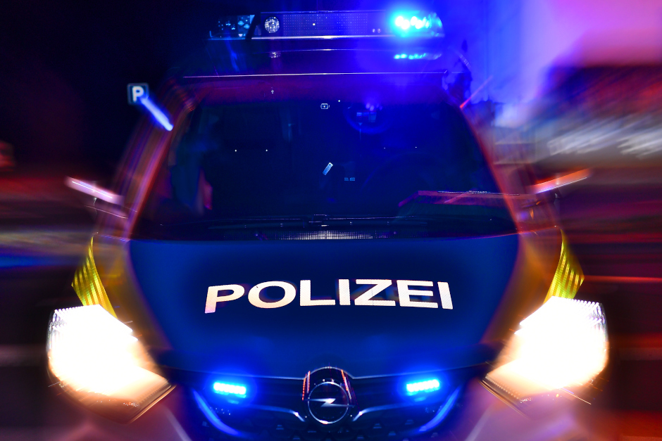 Rabiater Versuch in den frühen Morgenstunden: Am Dienstag kam es in der Hagenstraße im Wiesbadener Stadtteil Südost zu einer Sachbeschädigung. Ein unbekannter Mann versuchte, einen Zigarettenautomaten mit einem Stein zu knacken. Trotz heftiger Schläge blieb das Gehäuse standhaft – der Täter flüchtete ohne Beute. Die Polizei sucht nun mit einer Täterbeschreibung nach Zeugen.
