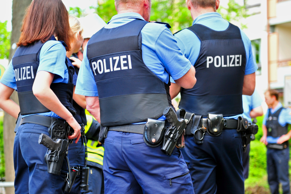 Am vergangenen Wochenende haben die Polizeidirektion Wiesbaden und Kräfte der Hessischen Bereitschaftspolizei wieder gemeinsame Kontrollen im Rahmen der Einsatzkonzeption „Sicheres Wiesbaden“ durchgeführt. Im Fokus standen mehrere zentrale Bereiche der Innenstadt. Die Ordnungskräfte fanden unter anderem Drogen Waffen und schrieben zahlreiche Strafanzeigen.