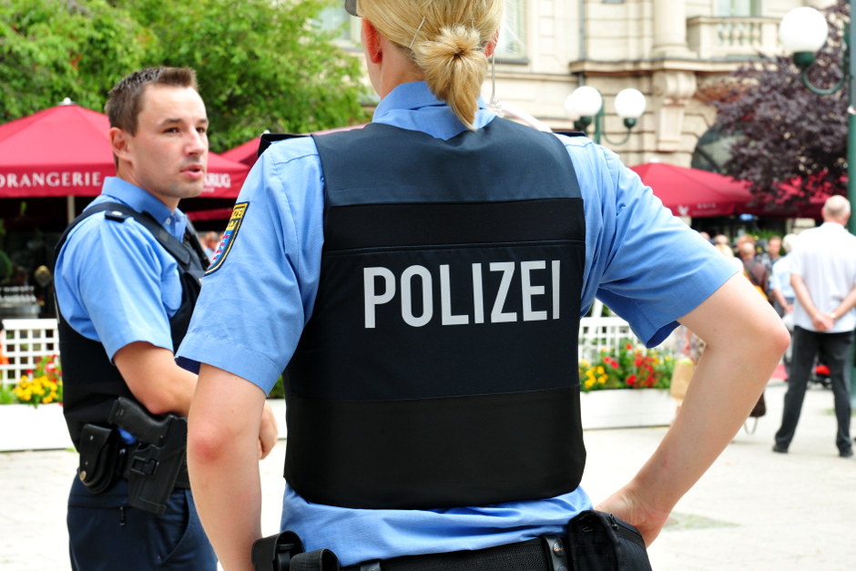 Mit 2,8 Promille auf Sportplatz in Wiesbaden-Schierstein: Randalierer attackiert Streife und verletzt Polizistin an der Hand!