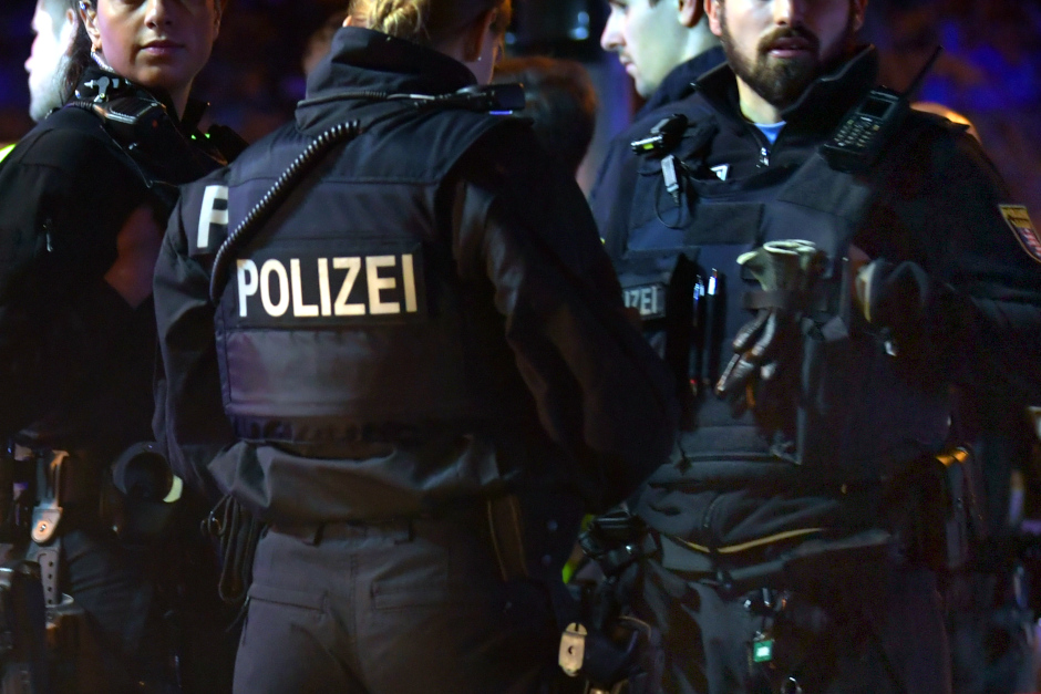 Drogenfunde bei Kontrollnacht: Polizei zeigt Präsenz an Wiesbadener Brennpunkten.