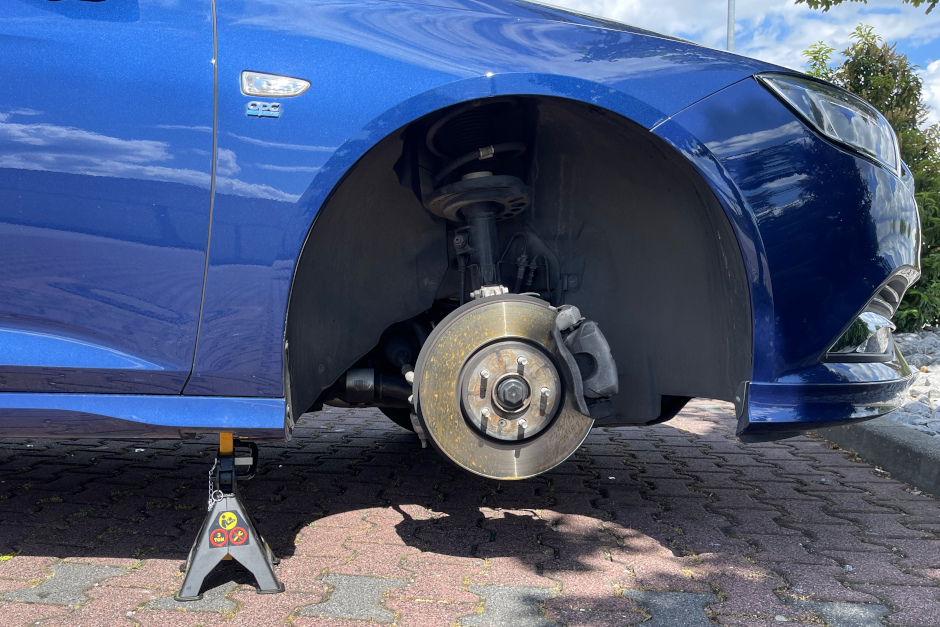 Reifen samt Felge von Auto in Wiesbaden-Dotzheim in den vergangenen Tagen abgeschraubt und gestohlen.