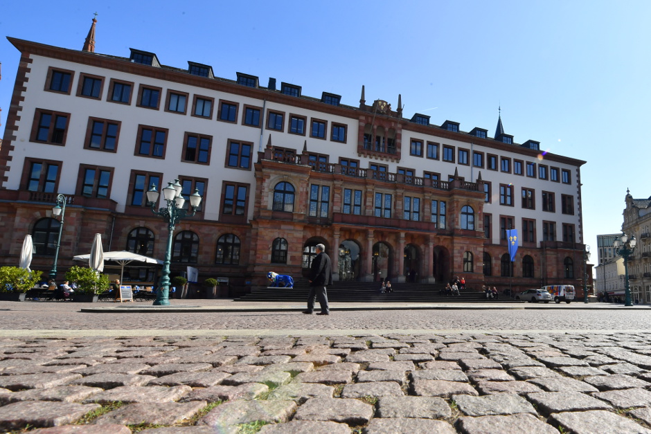 „Entdecke Vertrautes neu“: Fotoausstellung „Wiesbaden – Fotografien einer Stadt“ im Rathaus