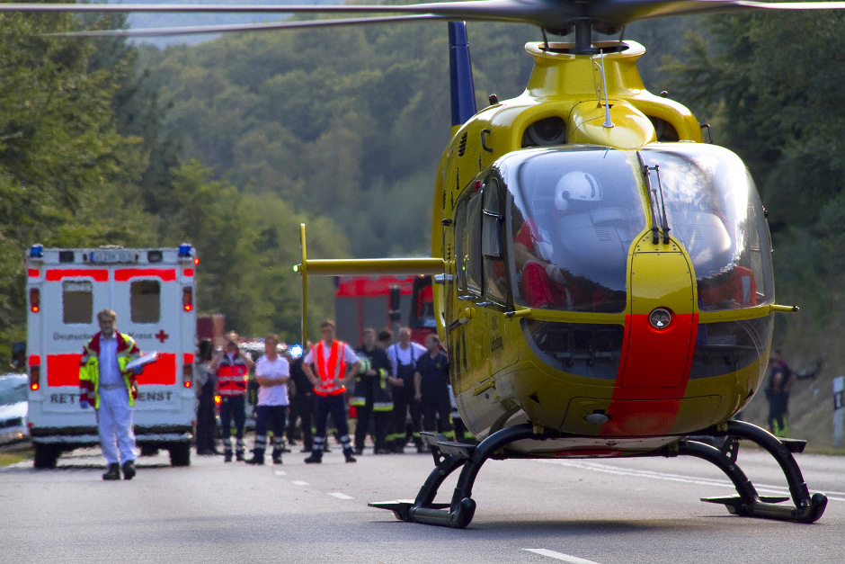 Schwerer Crash auf der B417 in Wiesbaden: Seat rammt Pannenfahrzeuge – Rettungshubschrauber und Feuerwehren im Großeinsatz.