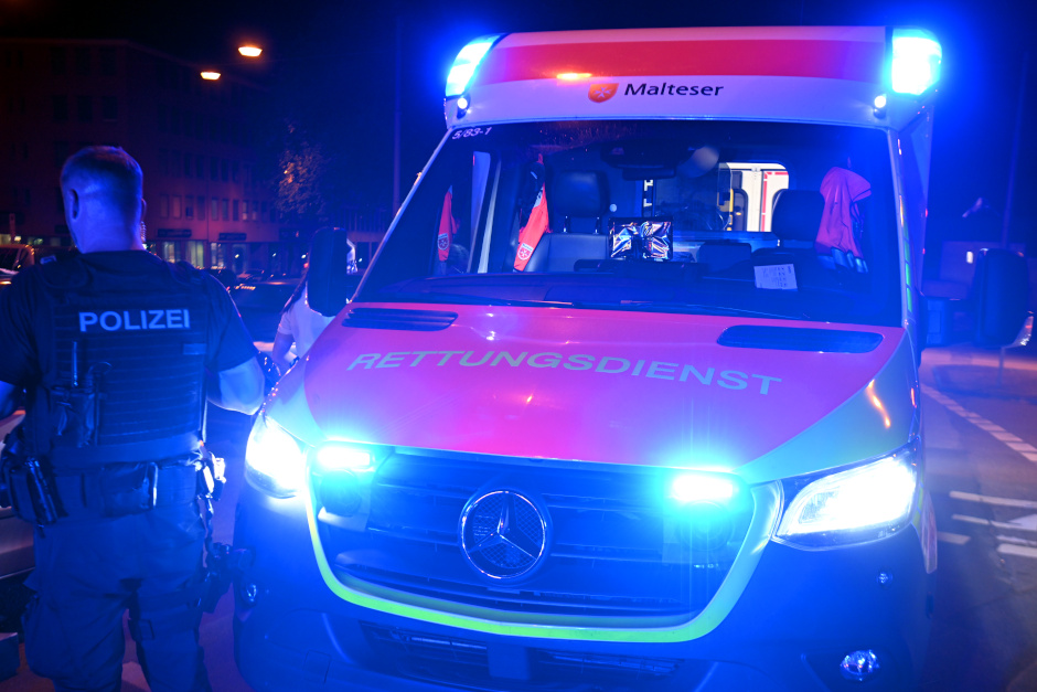 In der Wiesbadener Hellmundstraße hat ein 64-jähriger Mann am Freitagabend einen Rettungseinsatz gestört und Feuerwehrkräfte beleidigt. Gegen ihn wurde ein Strafverfahren eingeleitet.