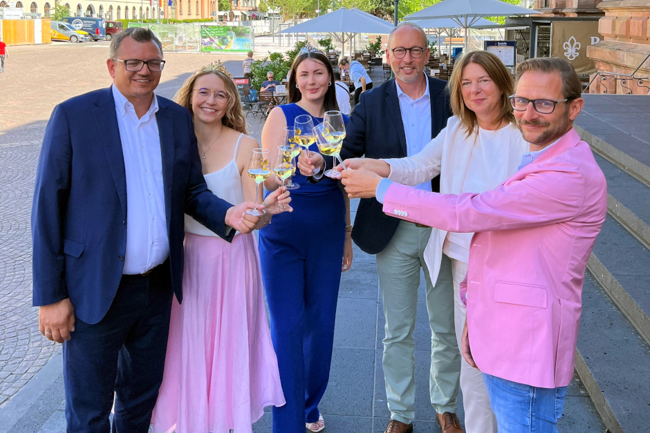 Vom 14. bis 23. August verwandelt sich die Wiesbadener Innenstadt wieder in die längste Riesling-Theke der Welt. Bei der 49. Rheingauer Weinwoche erwarten Besucherinnen und Besucher 117 Stände, regionale Weine und Sekte, rund 50 Bands, neue DJ-Formate, kulinarische Angebote und ein buntes Familienprogramm.