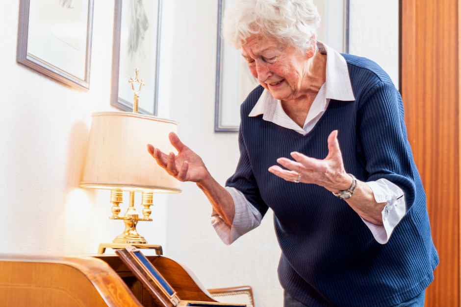 Zwei Männer haben sich am Sonntag unter dem Vorwand eines Wasserschadens Zugang zum Haus einer 91-Jährigen in Wiesbaden verschafft. Anschließend stahlen die mutmaßlichen Täter die Geldbörse der Seniorin. Die Polizei warnt erneut vor der Betrugsmasche und sucht Zeugen.