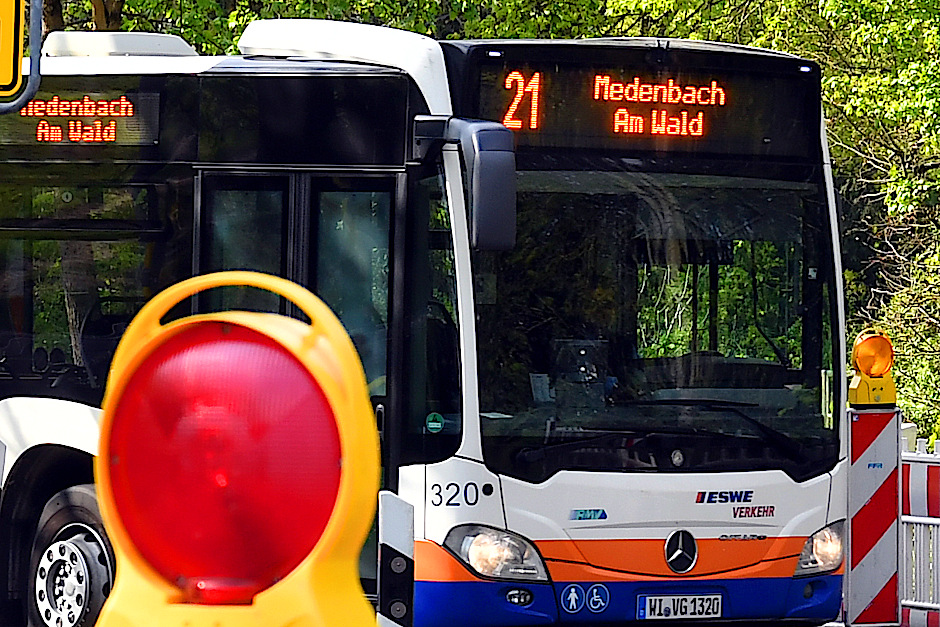 Beginn des zweiten Bauabschnitts in der Straße Am Medenbach. Busse werden im Wiesbadener Stadtteil Medenbach umgeleitet.