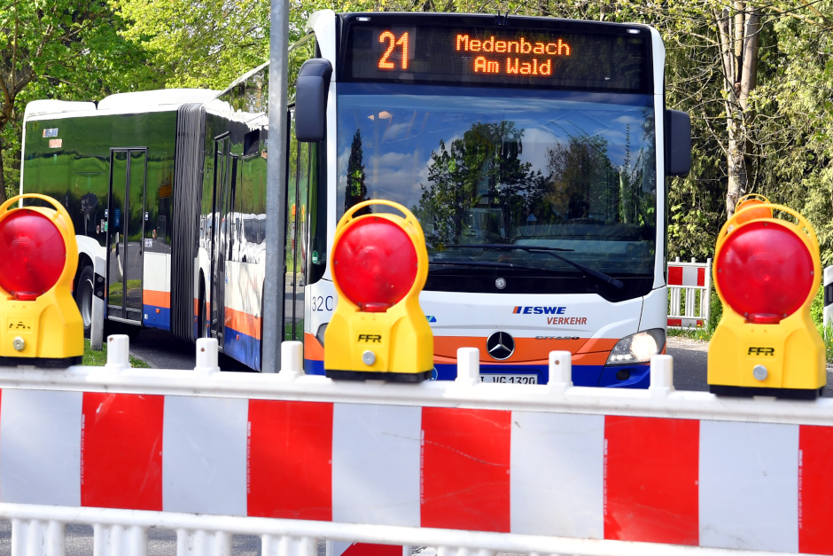 Sperrung der Straße Am Medenbach im Wiesbadener Stadtteil Medenbach. Busse werden umgeleitet.