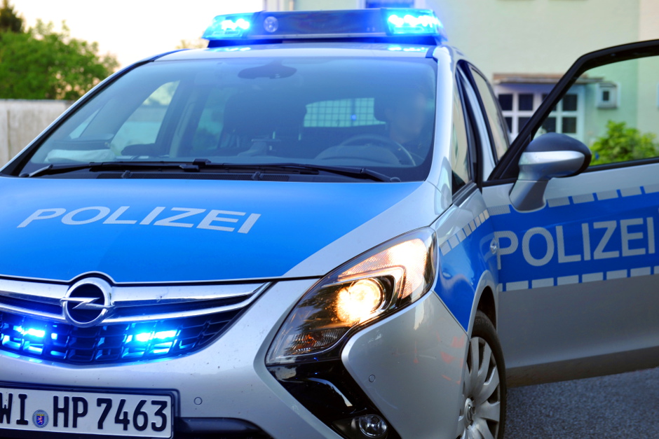 Eine 31-Jährige ist am Samstagabend in der Wiesbadener Wellritzstraße vor ihren Kindern angegriffen und leicht verletzt worden. Ein unbekannter junger Mann soll ihr ins Gesicht geschlagen und einen Einkaufswagen gegen ihren Bauch gestoßen haben.
