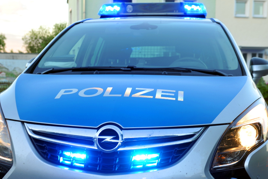 Dreiste Masche am Straßenrand: Unbekanntes Duo täuscht Seniorin und tauscht Halskette am Mittwoch in Wiesbaden-Biebrich aus.