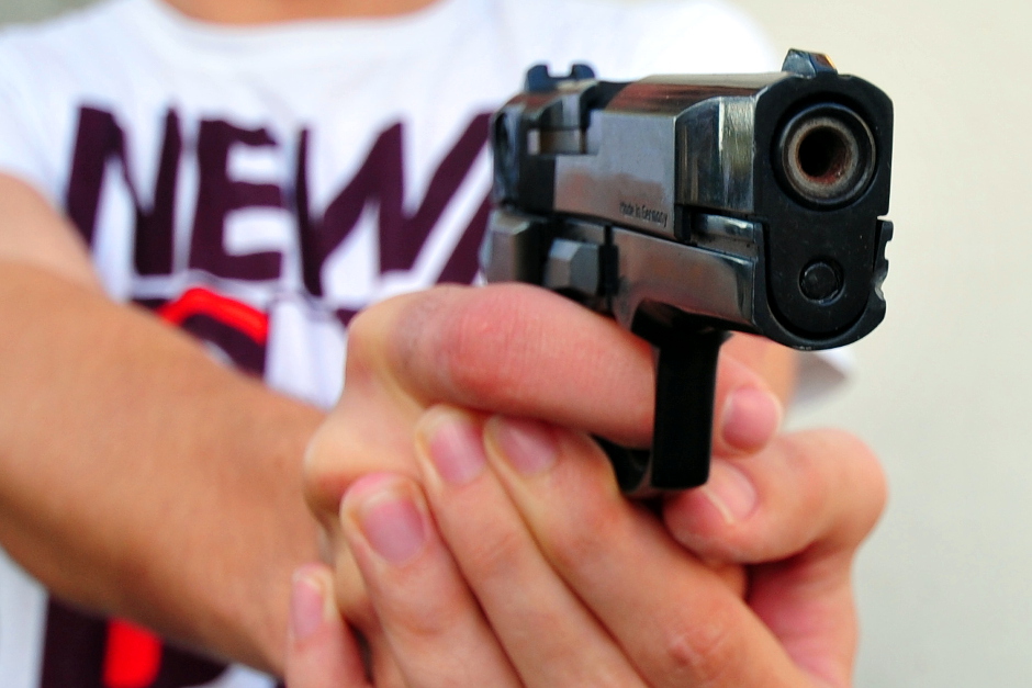 Ein Streit an der Bushaltestelle „Schwalbacher Straße / Luisenforum“ in Wiesbaden ist am Samstagnachmittag eskaliert. Ein Unbekannter soll einem 35-Jährigen eine Waffe gezeigt und ihm mit dem Erschießen gedroht haben. Die Polizei Wiesbaden ermittelt und sucht Zeugen.