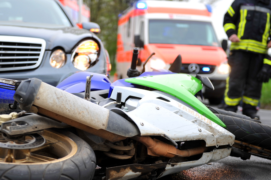 Schwerer Zusammenstoß in Wiesbaden-Klarenthal: 83-Jähriger übersieht Motorrad – Zwei 18-Jährige im Krankenhaus.