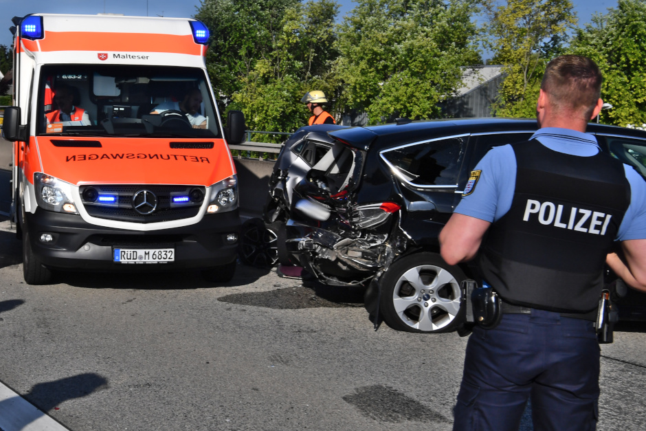 Schwerer Unfall auf der B455 bei Wiesbaden-Erbenheim: Auto überschlägt sich nach Zusammenstoß mit zwei BMW. Eine Person wird schwer verletzt.