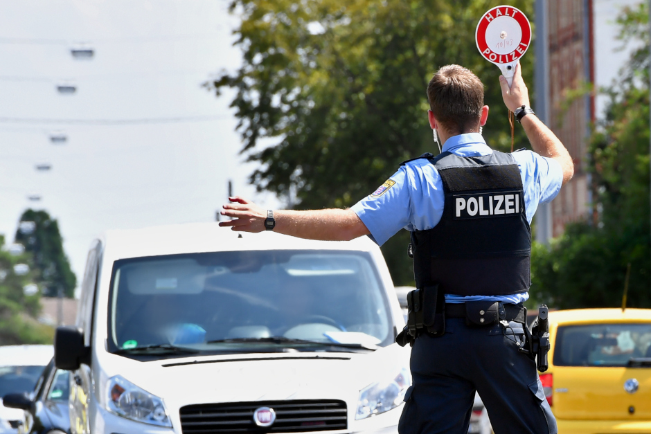 Fokus Schwerlast und Verkehrssicherheit: 62 Fahrzeuge unter der Lupe: Polizei und Hauptzollamt kontrollieren gewerblichen Güterverkehr in Wiesbaden.
