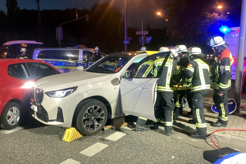 Bei einem Unfall an der Kreuzung Klarenthaler Straße und Kurt-Schumacher-Ring in Wiesbaden sind am Samstagabend zwei Frauen leicht verletzt worden. Nach Angaben der Polizei fuhr eine 26-Jährige bei Rot in den Kreuzungsbereich und stieß mit zwei weiteren Autos zusammen.