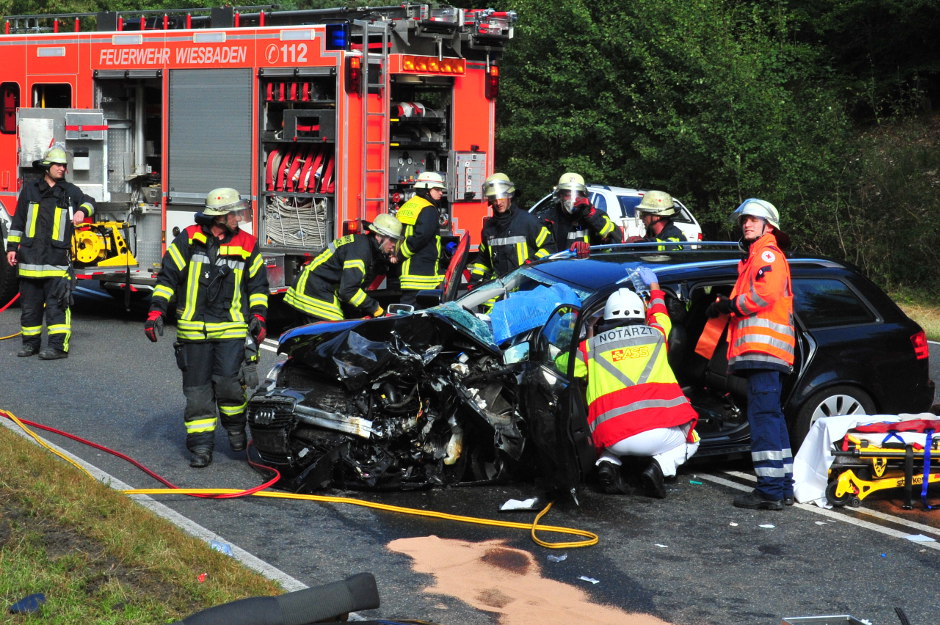 Vier Fahrzeuge beteiligt und Hubschrauber im Einsatz: Schwerer Unfall auf der B417 bei Wiesbaden am Mittwochnachmittag fordert vier Verletzte!