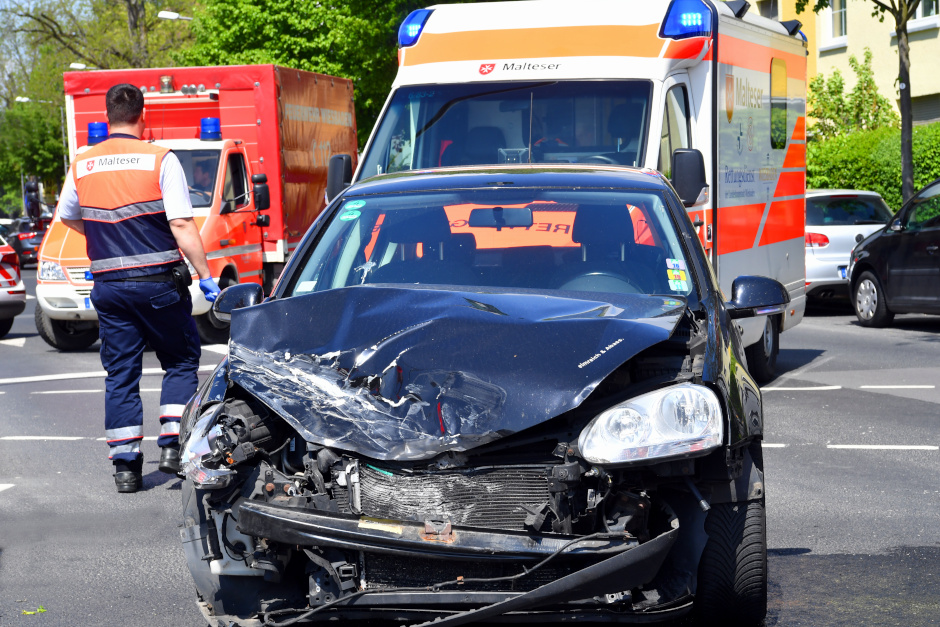 Karambolage im Feierabendverkehr in Wiesbaden. Drei Fahrzeuge auf der Mainzer Straße ineinander gekracht. Zwei Personen wurden verletzt. Rettungskräfte versorgen die Beteiligten.