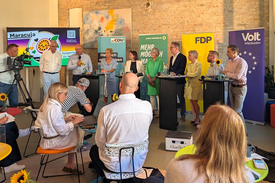 Nach monatelangen Sondierungen, Verhandlungen und einem intensiven politischen Tauziehen haben die Parteien des neuen „Maracuja-Bündnisses“ (CDU, Bündnis 90/Die Grünen, FDP und Volt) gemeinsam mit Oberbürgermeister Gert-Uwe Mende (SPD) den neuen Zuschnitt der städtischen Dezernate präsentiert. Am Donnerstag, 13. August 2026, wurde der Koalitionsvertrag sowie die neue Ressortverteilung der Öffentlichkeit vorgestellt.