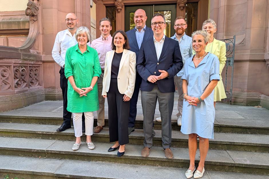 Nach monatelangen Sondierungen, Verhandlungen und einem intensiven politischen Tauziehen haben die Parteien des neuen „Maracuja-Bündnisses“ (CDU, Bündnis 90/Die Grünen, FDP und Volt) gemeinsam mit Oberbürgermeister Gert-Uwe Mende (SPD) den neuen Zuschnitt der städtischen Dezernate präsentiert. Am Donnerstag, 13. August 2026, wurde der Koalitionsvertrag sowie die neue Ressortverteilung der Öffentlichkeit vorgestellt.