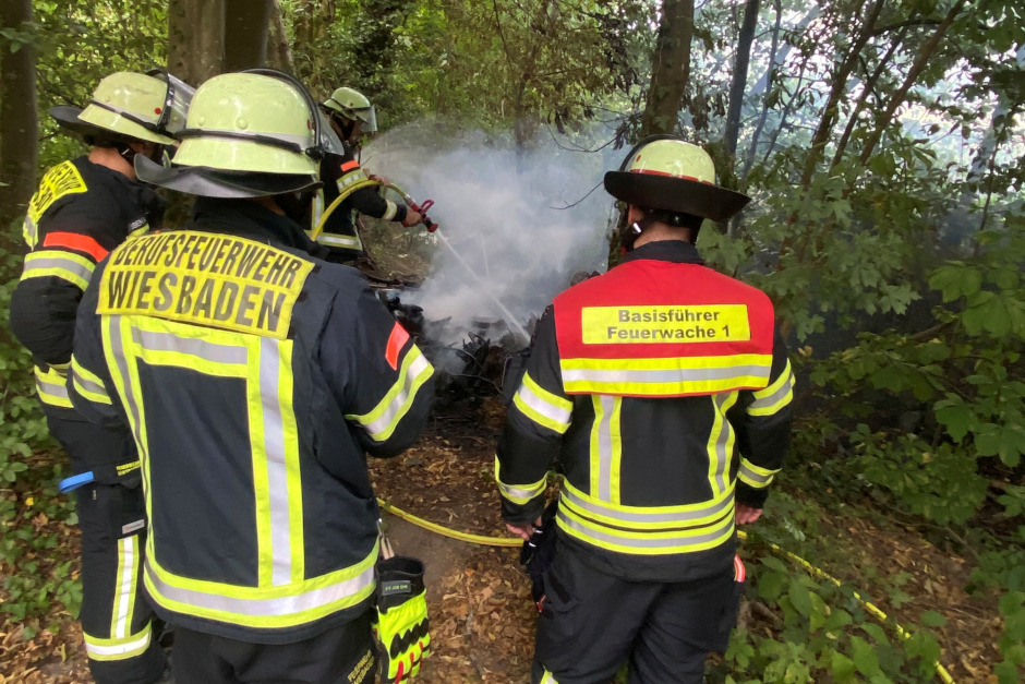 Rauchsäule über Wiesbaden-Klarenthal: Beherzter Löscheinsatz von Anwohnern vor Eintreffen der Feuerwehr