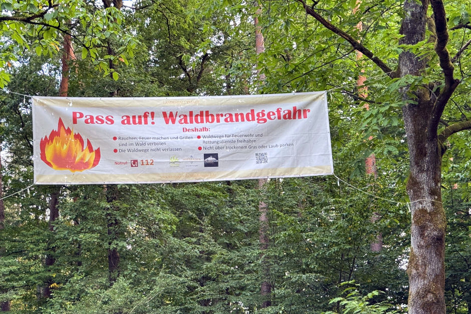 Waldbrandgefahr sinkt auf Stufe 3: Was Spaziergänger und Veranstalter jetzt beachten müssen. Stadt Wiesbaden appelliert weiter an Vorsicht und Achtsamkeit.