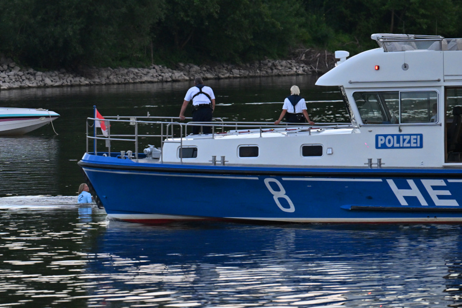 Nächtlicher Einsatz auf der Rettbergsaue: Wasserschutzpolizei Wiesbaden rückt mit Boot zu Messer-Streit aus. Mann wird festgenommen.