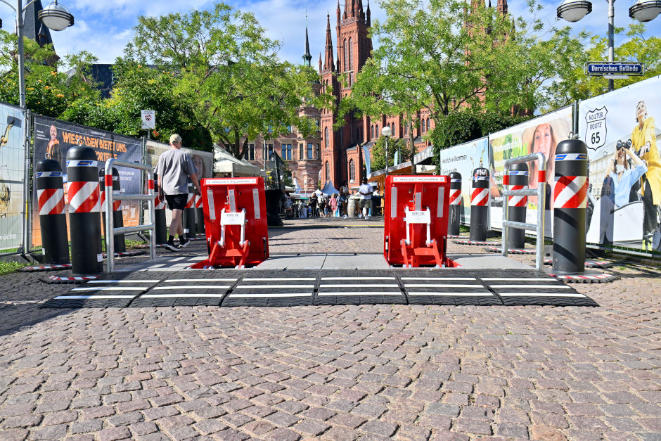 Rheingauer Weinwoche 2026: Moderner Zufahrtsschutz sorgt für sichere Veranstaltung in Wiesbaden.