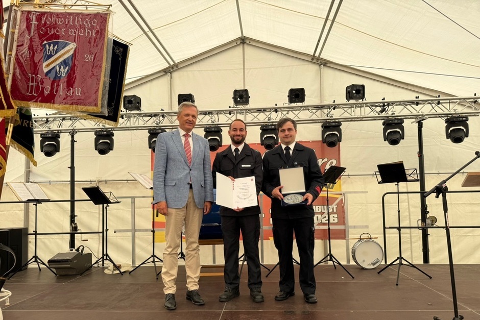 Die Freiwillige Feuwerwehr Wallau bei Wiesbaden erhält zum 100-jährigen Jubiläum die Ehrenplakette des Landes Hessen