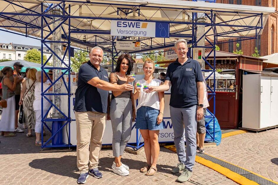 Der ESWE-Vorstand schenkt persönlich aus beim Wiesbadener Weinfest aus