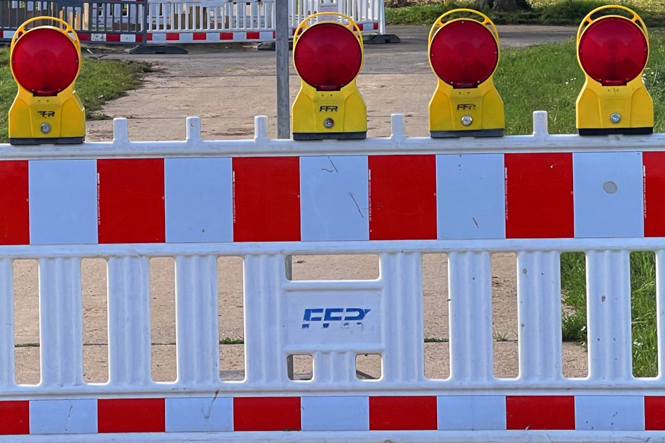 Erkundungen für Erdkabeltrasse: Baustellenverkehr und Sperrungen nahe der Pfingstbornanlage in Wiesbaden-Breckenheim.