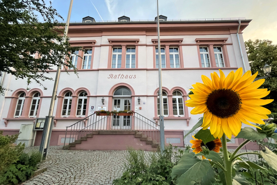 Spannende Ortsgeschichte hautnah erleben: Am kommenden Sonntagnachmittag, 20. September, lädt das Heimatmuseum Erbenheim im historischen alten Rathaus wieder zur Besichtigung ein. Neben der Dauerausstellung, die von der Römerzeit über das Jahr 927 bis in die Gegenwart führt, steht ein besonderes Jubiläum im Mittelpunkt: Die Sonderausstellung „100 Jahre Feuerwehrgerätehaus“ der Freiwilligen Feuerwehr Erbenheim.