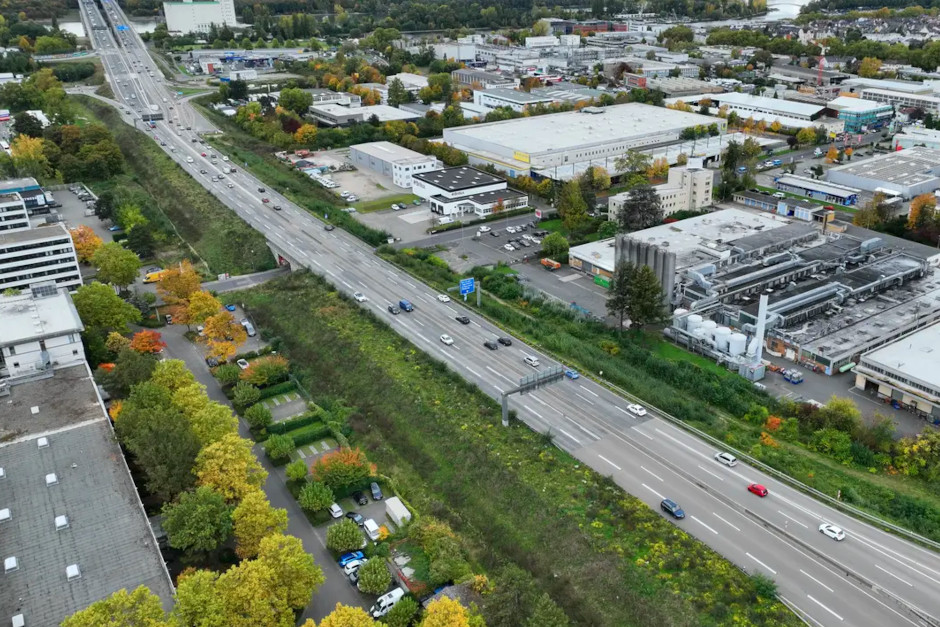 Die Niederlassung West der Autobahn GmbH des Bundes treibt den leistungsfähigen Ausbau der A643 zwischen der Rheinbrücke Schierstein und dem Autobahnkreuz (AK) Schierstein voran: In der Zeit von Dienstag, 22. September, bis Samstag, 26. September 2026, wird der Verkehr in Fahrtrichtung Mainz/Bingen auf die neu errichtete Behelfsbrücke umgelegt.