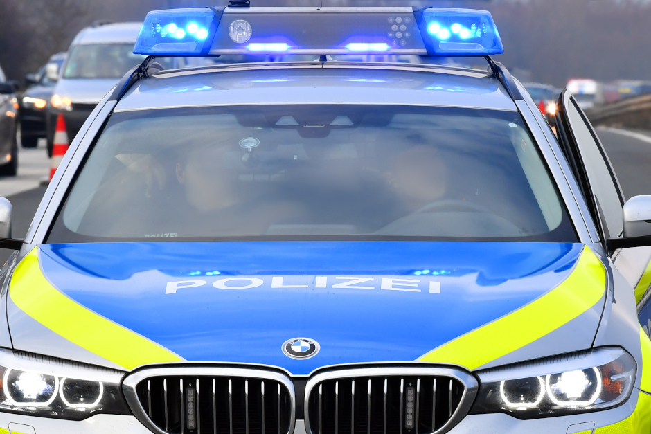Mann fährt mit dem Krankenrollstuhl über die A66 – 88-Jähriger befährt B455 bis AS Erbenheim und biegt auf Autobahn in Richtung Frankfurt ab – Aufmerksamer Verkehrsteilnehmer begleitet ihn unfallfrei zur Aral-Tankstelle – PAST Wiesbaden bringt Mann samt Elektrokrankenrollstuhl von der Autobahn 66.