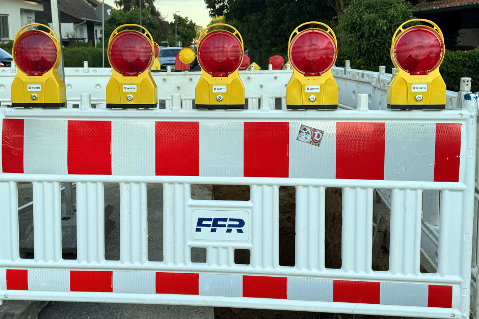 Vollsperrung der Straße „Am Grünen Baum“ in Wiesbaden-Schierstein für Tiefbauarbeiten.