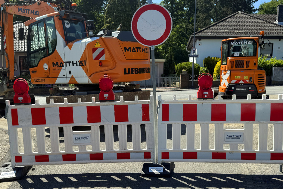 Sperrung der Pommernstraße in Wiesbaden-Nordenstadt für Tiefbauarbeiten.