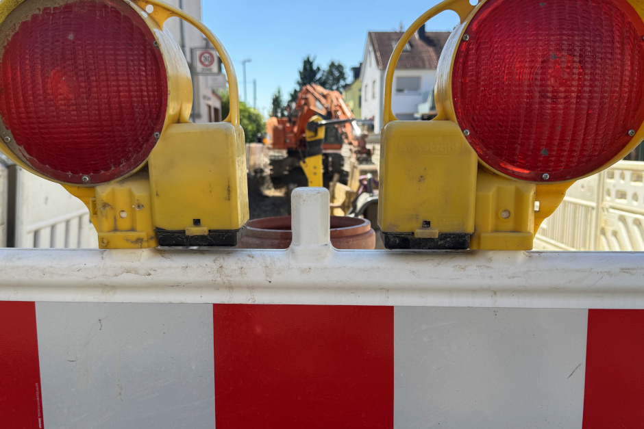 Trinkwasser-Baustelle in Wiesbaden-Biebrich dauert länger: Höchster Straße bleibt bis Ende November voll gesperrt!