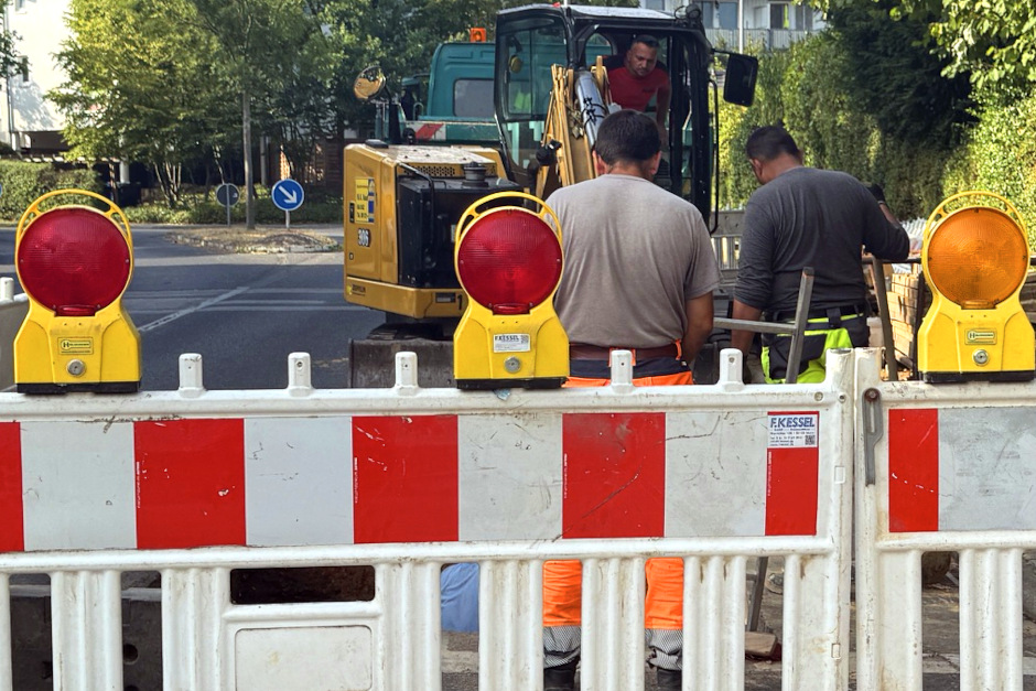 Wasseraustritt mitten auf der Fahrbahn: Wiesbadener Straße in Wiesbaden-Dotzheim voll gesperrt – Bagger im Einsatz!