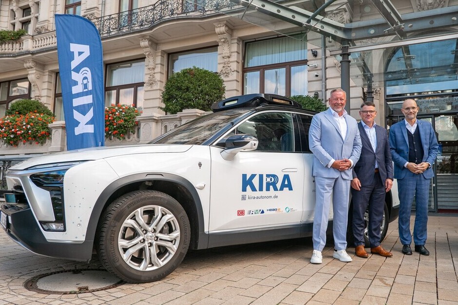 Ministerpräsident Boris Rhein fährt mit autonomem KIRA-Shuttle durch Wiesbaden