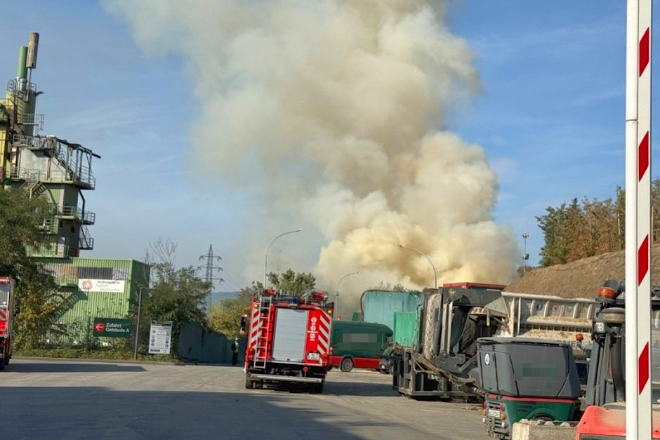 Am Mittwochnachmittag wurde die Feuerwehr Wiesbaden gegen 14:30 Uhr zum Brand eines großen Sperrmüllhaufens bei dem Wiesbadener Entsorgungsbetrieb Knettenbrech-Gurdulic im Ferdinand-Knettenbrech-Weg in Wiesbaden-Biebrich alarmiert. Zwei Angehörige des Betriebes erlitten bei Löschmaßnahmen leichte Verletzungen durch eingeatmete Rauchgase und wurden vom Rettungsdienst vor Ort versorgt und in Wiesbadener Krankenhäuser transportiert. Aufgrund der starken Rauchentwicklung wurde eine Bevölkerungswarnung ausgelöst