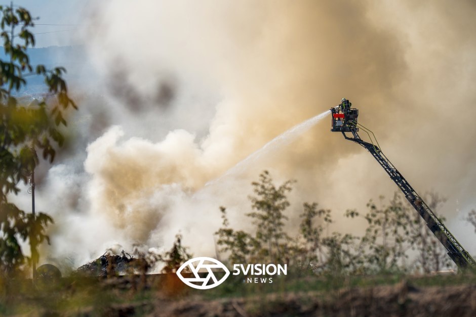 Am Mittwochnachmittag wurde die Feuerwehr Wiesbaden gegen 14:30 Uhr zum Brand eines großen Sperrmüllhaufens bei dem Wiesbadener Entsorgungsbetrieb Knettenbrech-Gurdulic im Ferdinand-Knettenbrech-Weg in Wiesbaden-Biebrich alarmiert. Zwei Angehörige des Betriebes erlitten bei Löschmaßnahmen leichte Verletzungen durch eingeatmete Rauchgase und wurden vom Rettungsdienst vor Ort versorgt und in Wiesbadener Krankenhäuser transportiert. Aufgrund der starken Rauchentwicklung wurde eine Bevölkerungswarnung ausgelöst