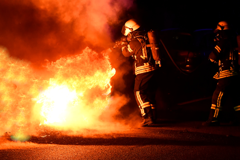 Altkleidercontainer in der Nacht zum Montag in Wiesbaden in Brand gesetzt. Die Feuerwehr löschte die Flammen.