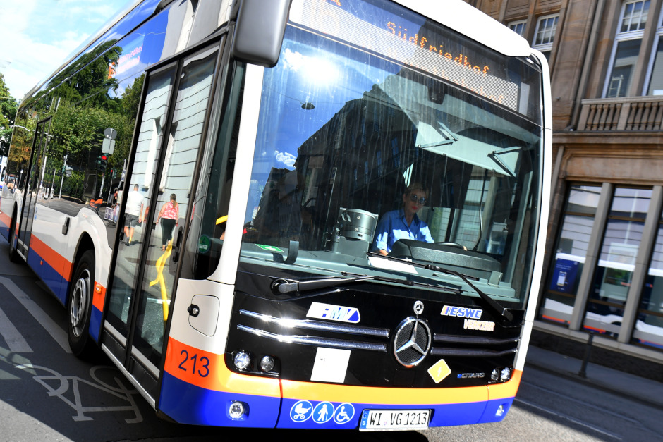 Beim Aktionstag „Frauen fahren Bus" am Donnerstag, 24. September, haben die drei kommunalen Jobcenter Wiesbaden, Kreis Groß-Gerau und Rheingau-Taunus-Kreis rund 20 Frauen mit ESWE Verkehr zusammengebracht. Die Ziele waren, neue Berufe sichtbar zu machen, regionale Arbeitgeber mit Fachkräften zu versorgen, und vor allem Frauen (zurück) in die Beschäftigung zu bringen.